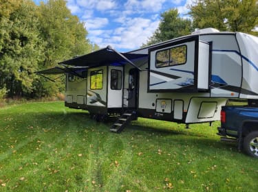 2023 Forest River Cherokee Arctic Wolf Fifth-wheel rental in spring valley, MN