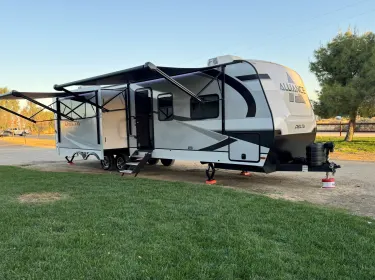 2025 Alliance Delta 321 bh Travel trailer rental in Taft, CA