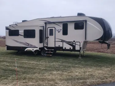 2016 Forest River Sabre Sabre Lite Fifth-wheel rental in New Holland, PA