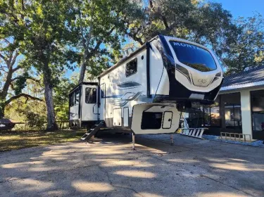 2023 Montana hm335bh23 Fifth-wheel rental in Bartow, FL