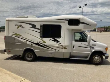 2007 Born Free Born Free Motorhome Class C rental in Lake Mills, WI