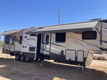 2015 Keystone RV 415ts Fifth-wheel rental in Cave Creek, AZ