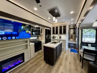 2025 Forest River Sabre Cobalt Fifth-wheel rental in Tavares, FL