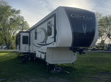 2019 Cedar Creek Champagne Fifth-wheel rental in Lancaster, OH