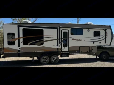 2017 Highland Ridge RV Mesa Ridge Fifth-wheel rental in Winnemucca, NV