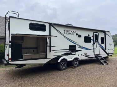 2021 Coachmen Freedom Express Ultra Lite 292BHDS Travel trailer rental in Ozark, AR