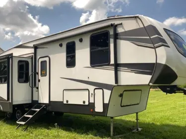 2021 Dutchmen Astoria Fifth-wheel rental in Greenville, OH