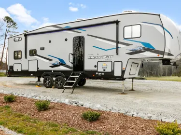 2023 Cherokee limited Arctic Wolf Fifth-wheel rental in Fletcher, NC