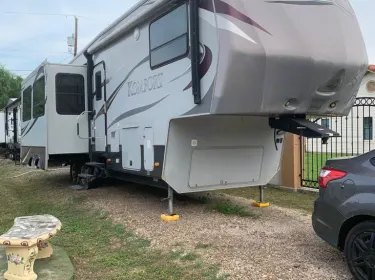 2011 Dutchmen Komfort 3130 FRL Fifth-wheel rental in Inez, TX