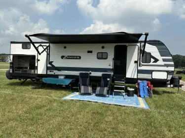 2021 Crossroads RV Zinger Travel trailer rental in Neenah, WI