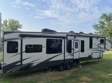 2016 Crusader Crusader Fifth Wheel Fifth-wheel rental in Wooster, OH