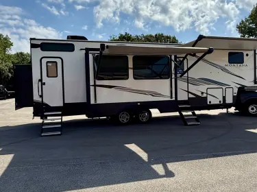 2021 Keystone RV Montana High Country Fifth-wheel rental in Burleson, TX