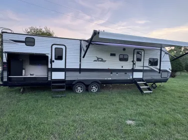 2022 Jayco Jay Flight Fifth-wheel rental in Lockhart, TX