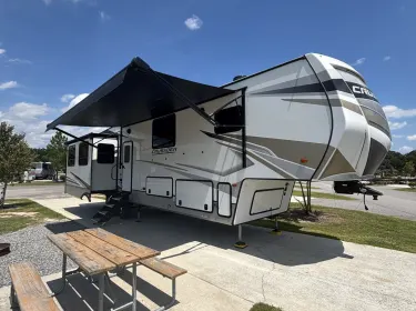 2023 Crusader 382mbh Fifth-wheel rental in Callahan, FL