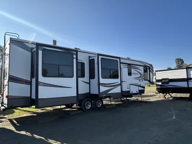 2016 Heartland RVs Oakmont Fifth-wheel rental in Madera, CA