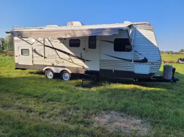 2015 Crossroads RV Zinger Travel trailer rental in Appleton, WI