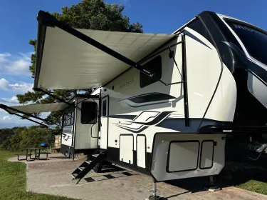 2022 Keystone RV Montana High Country Fifth-wheel rental in Knoxville, TN