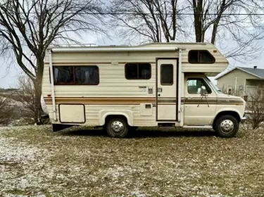 1985 Ford FORD CTV Class C rental in Saint-Jude, QC