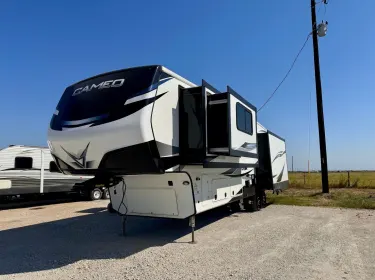 2021 Crossroads RV Cameo Fifth-wheel rental in Granger, TX