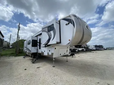 2019 Palomino Columbus Fifth-wheel rental in Granger, TX