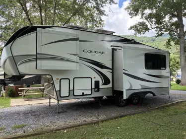 2022 Keystone RV Cougar Fifth-wheel rental in Hendersonville, NC