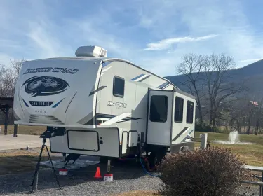 2022 Forest River Cherokee Arctic Wolf Fifth-wheel rental in Brooksville, FL