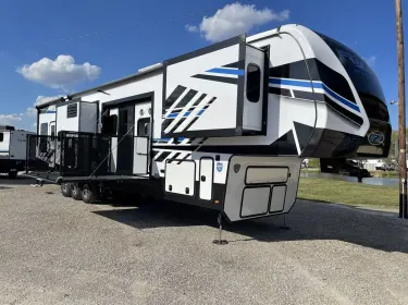 2021 Keystone RV Fuzion Toy Hauler Fifth-wheel rental in Pueblo, CO
