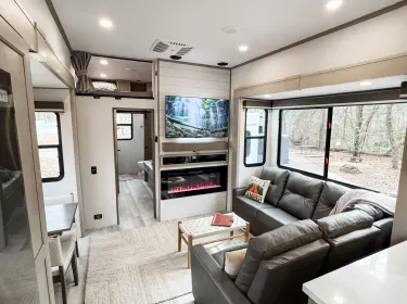 2025 Grand Design Influence Fifth-wheel rental in Hideaway, TX