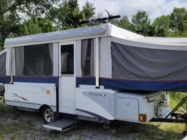 2006 Fleetwood Pop out trailer Folding trailer rental in Visalia, CA
