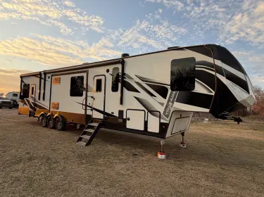 2021 Dutchmen Voltage Toy hauler rental in Canton, TX
