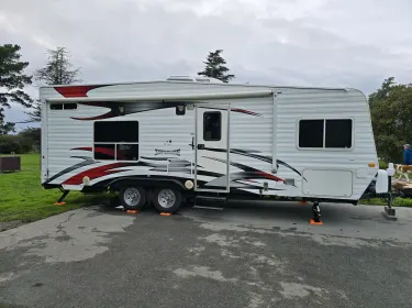 2007 Weekend Warrior Fs2300superlite Toy hauler rental in Riverbank, CA