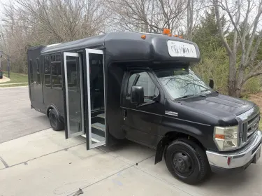 2007 Ford Bus Other rental in Bonner Springs, KS