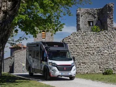 2023 ETRUSCO T7400SBC Autocaravana rental in Saint-Priest