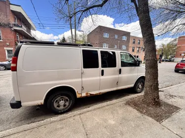 2009 Chevrolet Express 2500 Camper van rental in Montréal, QC