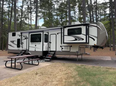 2021 Forest River Wildwood Heritage Glen Fifth-wheel rental in Traskwood, AR