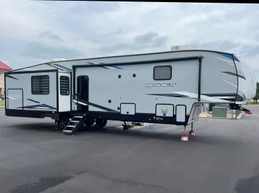 2022 Forest River Cherokee Arctic Wolf Fifth-wheel rental in Broken Arrow, OK