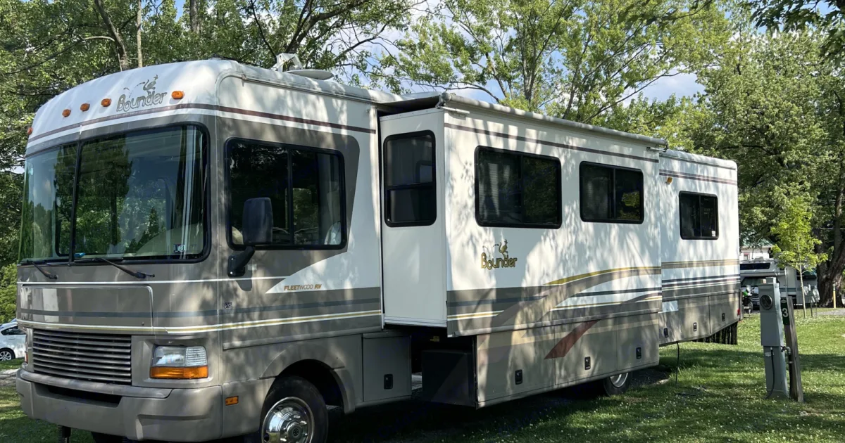 2000 Bounder Bounder Motorhome Class A in Beaver, PA | Outdoorsy