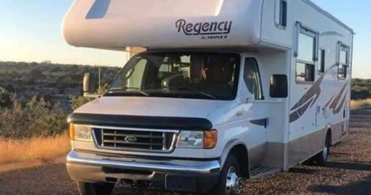 Regency Triple 2005 Triple E Regency Class C Rental in Montréal, QC | Outdoorsy