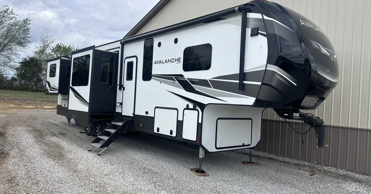 2015 Keystone RV Avalanche Fifth-wheel in Leitchfield, KY | Outdoorsy