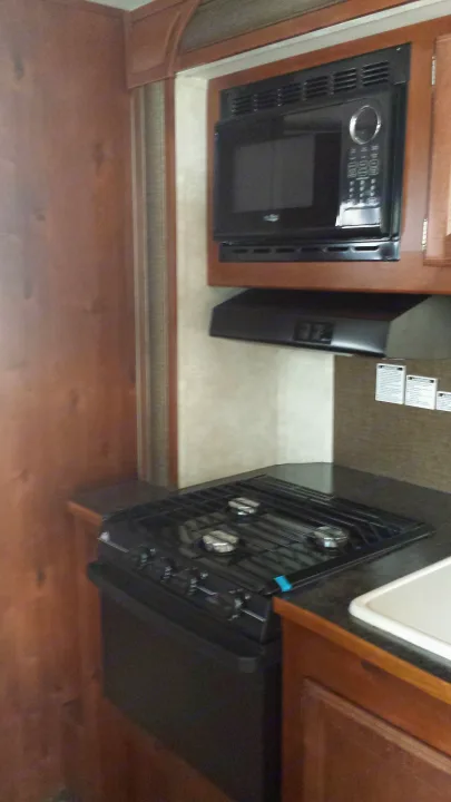 28BKS - Kitchen Slidout. Gulf Stream 28BKS 2015