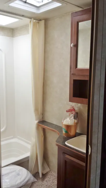 28BKS - Rear Corner Bathroom. Gulf Stream 28BKS 2015