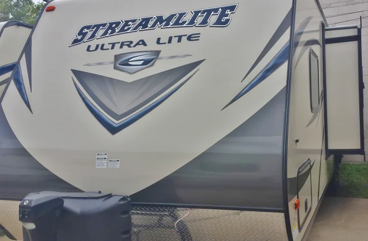 28BKS - Exterior Front Profile. Gulf Stream 28BKS 2015