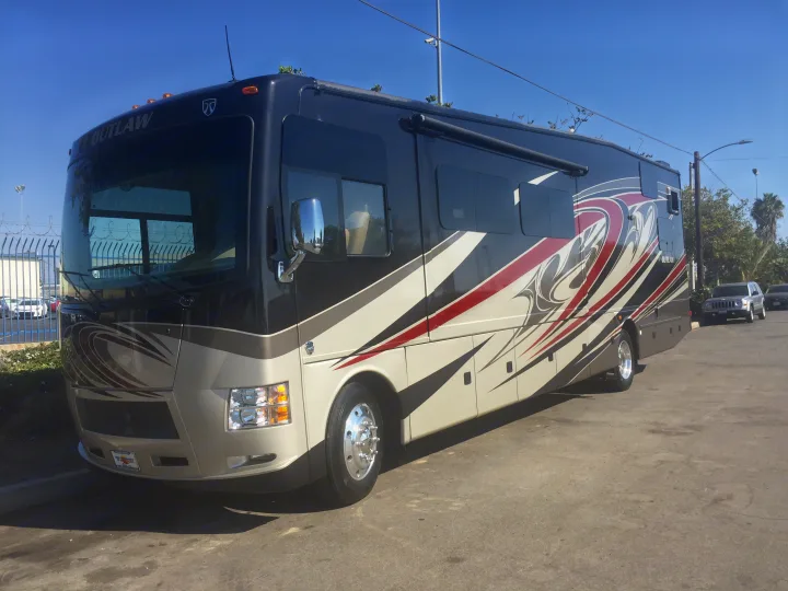Thor Motor Coach Outlaw 2016