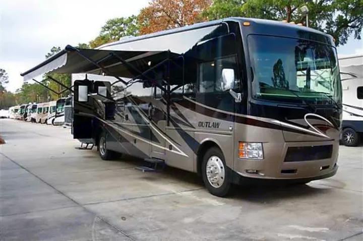 Thor Motor Coach Outlaw 2014