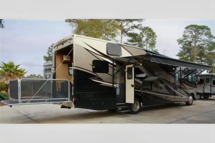 Thor Motor Coach Outlaw 2014
