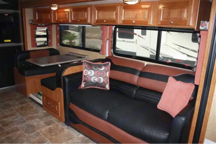 Thor Motor Coach Outlaw 2014