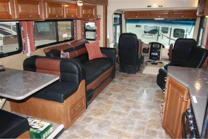 Thor Motor Coach Outlaw 2014