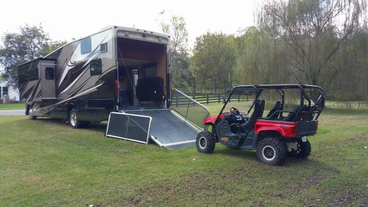 Thor Motor Coach Outlaw 2014