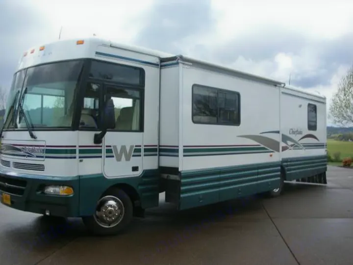 
. Winnebago Chieftain 2000