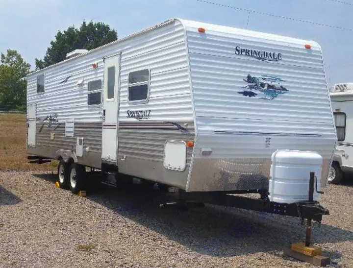 Spacious for your next outdoor adventure! 4 Bunk Beds + 1 Queen Bed + 1 Sofa Sleeper. Non-smoking. Pets welcome. Keep our camper clean please.  . Keystone Springdale 2006
